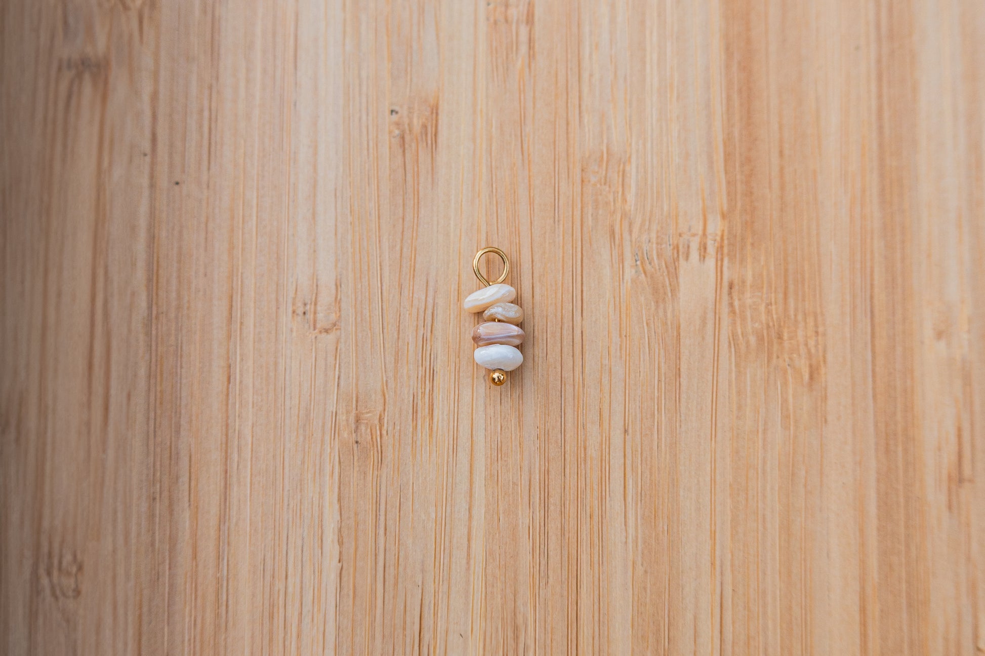 Oorbelhangers beige chip stones