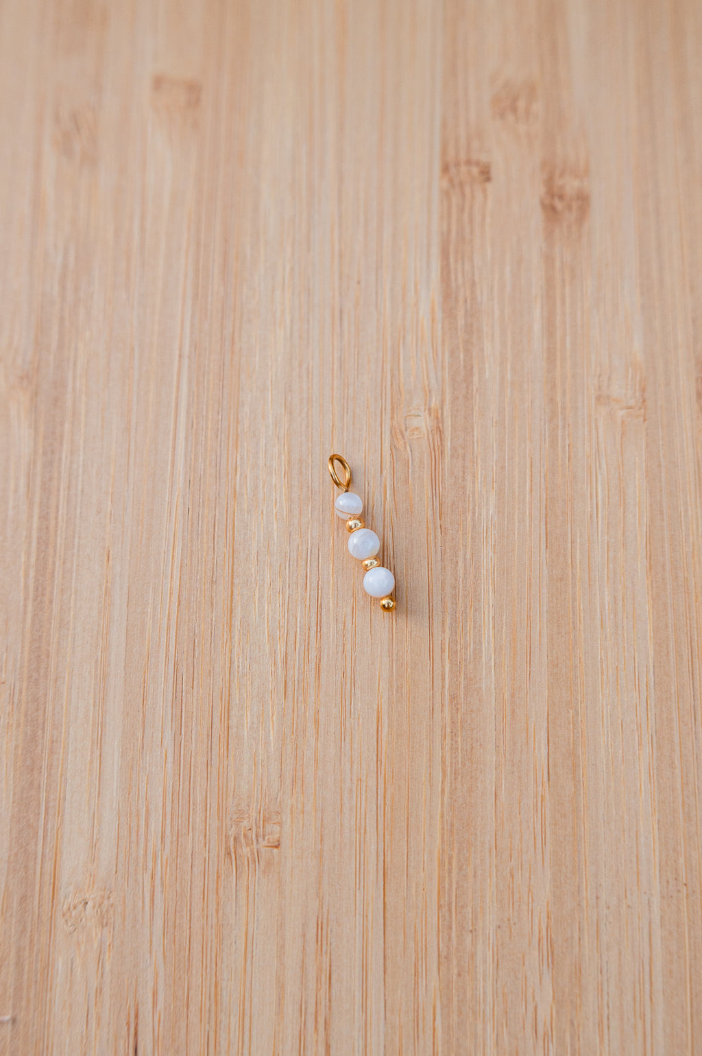 Oorbelhangers beige/witte bolletjes