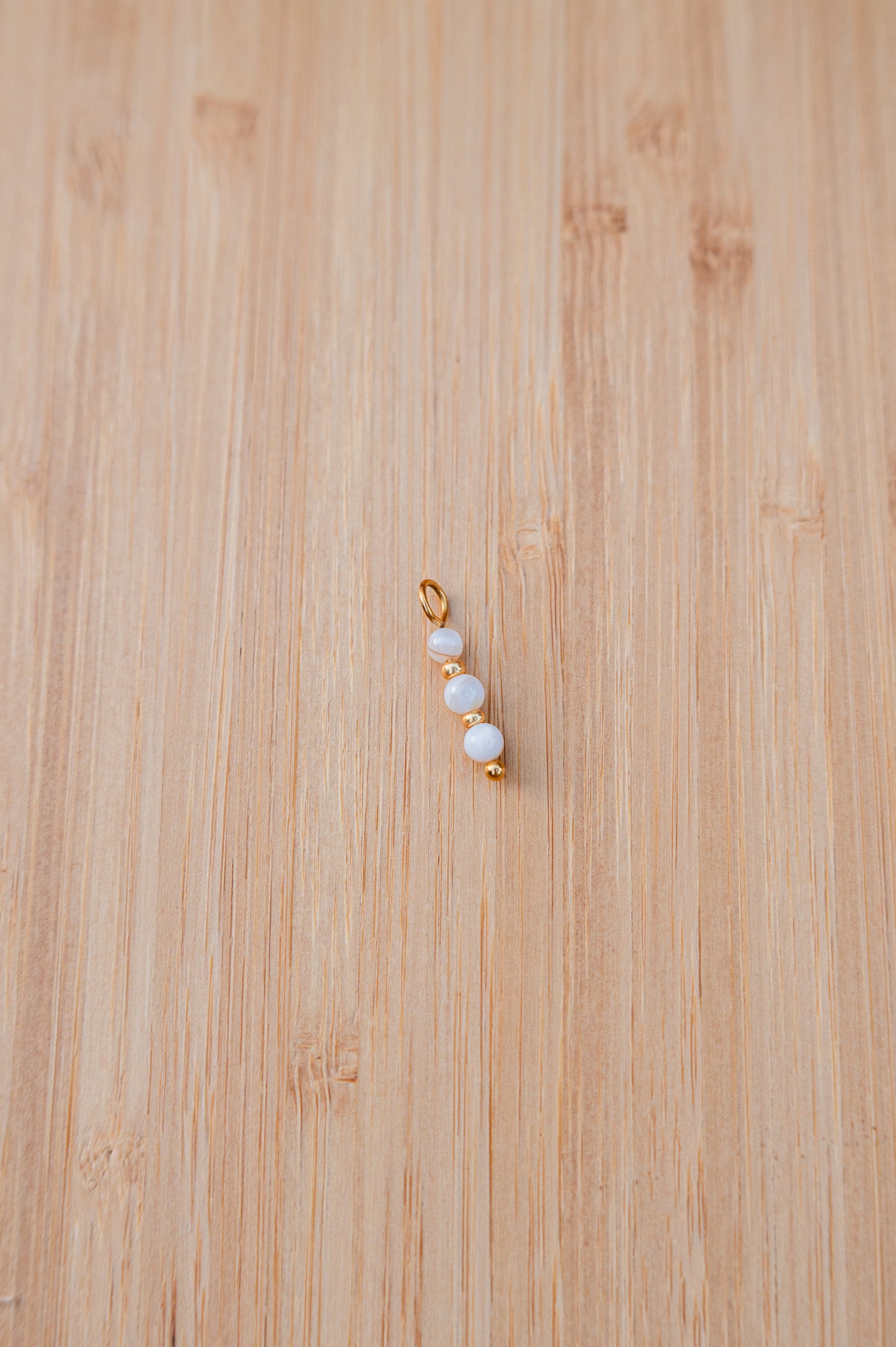Oorbelhangers beige/witte bolletjes