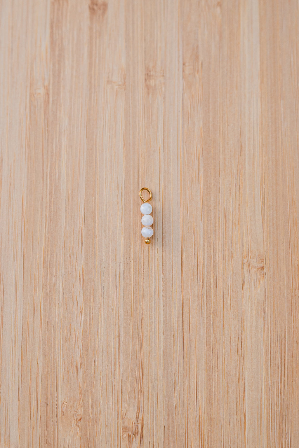 Oorbelhangers beige/witte bolletjes